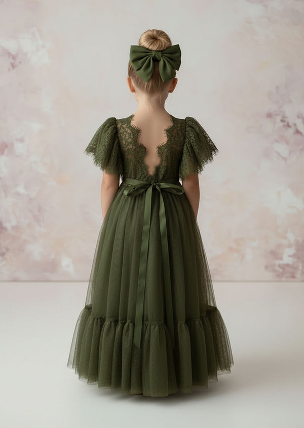 This olive flower girl dress is pure magic! Featuring delicate lace, a scalloped V-back, and a flowing tulle skirt, it's perfect for weddings of any style. Your little one will feel absolutely special walking down the aisle in this timeless gown.