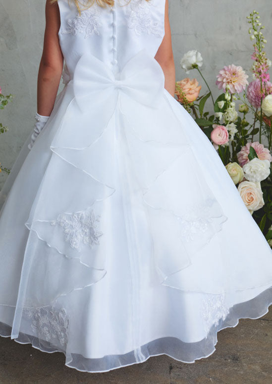 This ethereal white dress is pure magic! The satin bodice features delicate lace appliqué that catches the light beautifully, while the Ruched organza waist is adorned with a dazzling removable rhinestone brooch 