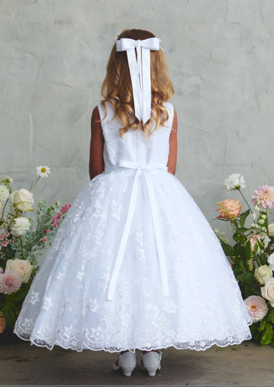 a white lace dream that's ready to steal the spotlight! This enchanting dress boasts intricate lace detailing paired with a whimsical scalloped hemline. 