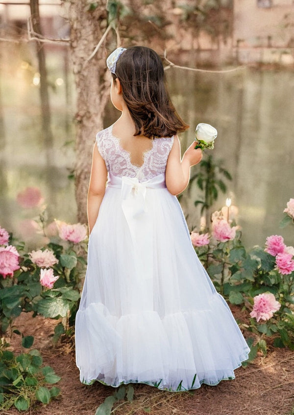 Sleeveless white tulle and lace flower girl dresses for summer weddings